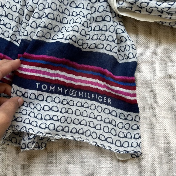 Tommy Hilfiger Stole, white and blue combination with a quirky spectacle print - Picture 5 of 6